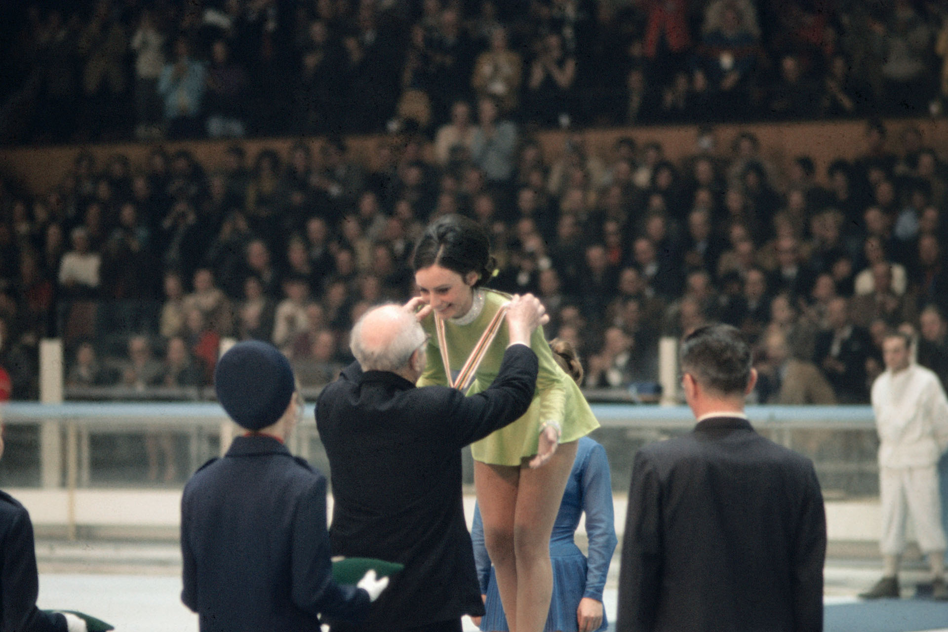 Пегги Флеминг получает золотую медаль на Олимпийских играх 1968 года